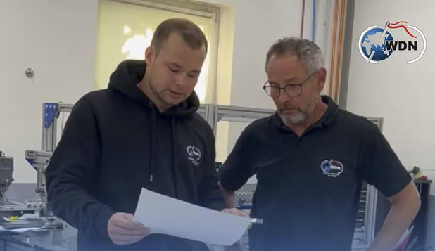 Kollegen bei WDN im technischen Austausch
